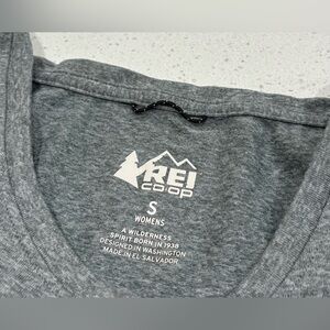 Women’s S REI T-shirt
